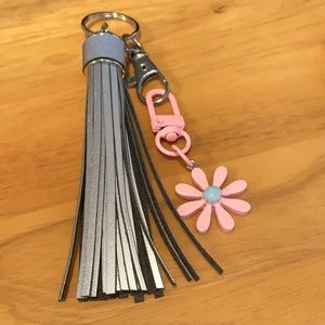 Reflective tassel keychain with daisy charm